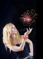mooie-blonde-tovenaar-met-vuurwerk-14586373.jpg